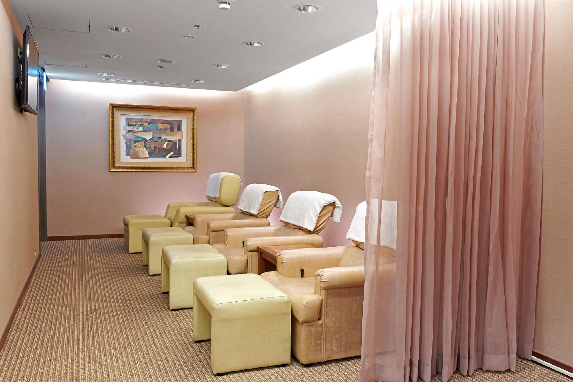 Windsor Hotel Тайчжун Екстер'єр фото A foot massage parlor in Hong Kong