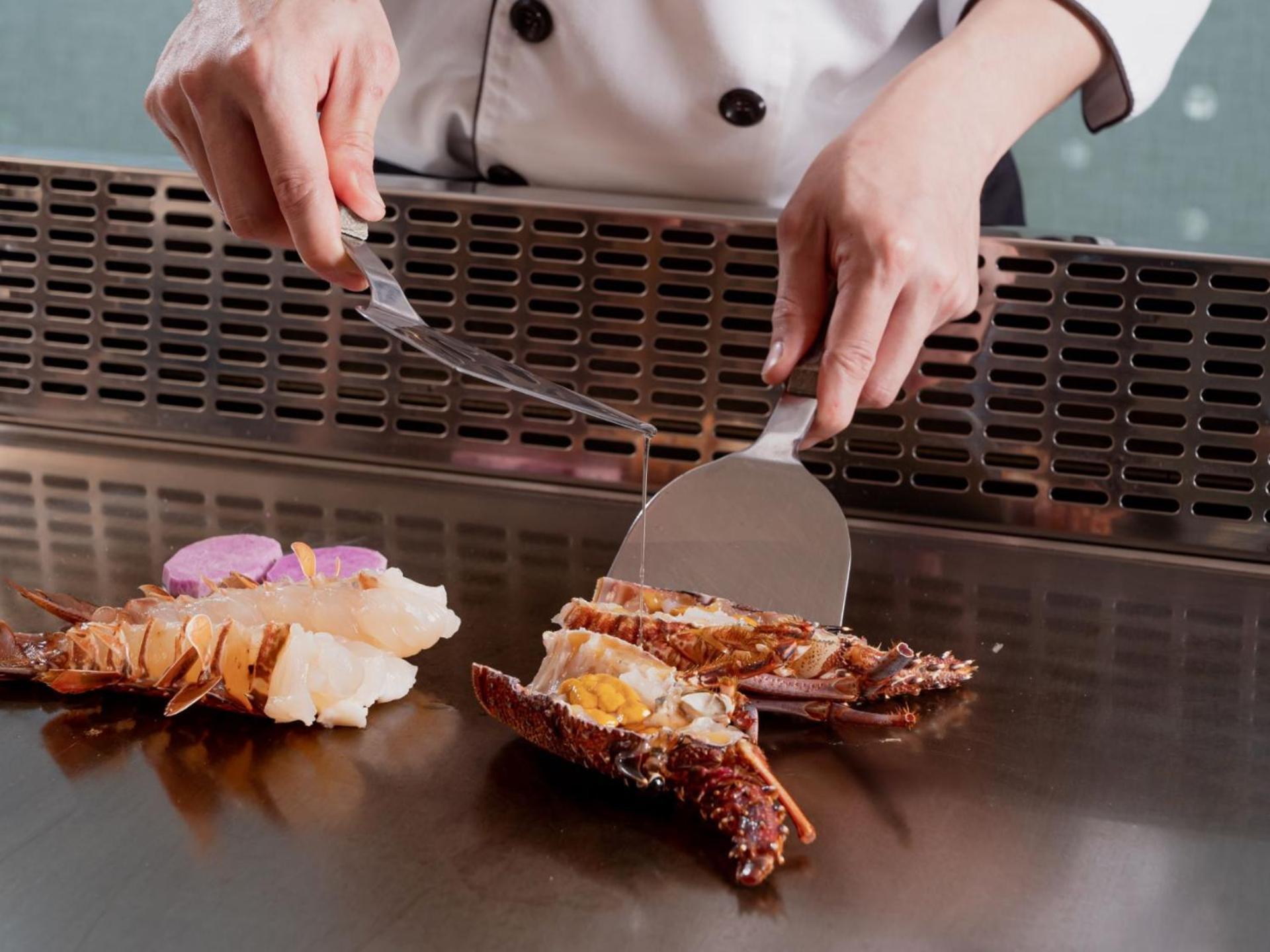 Windsor Hotel Тайчжун Екстер'єр фото A chef using a fish knife to fillet a lobster
