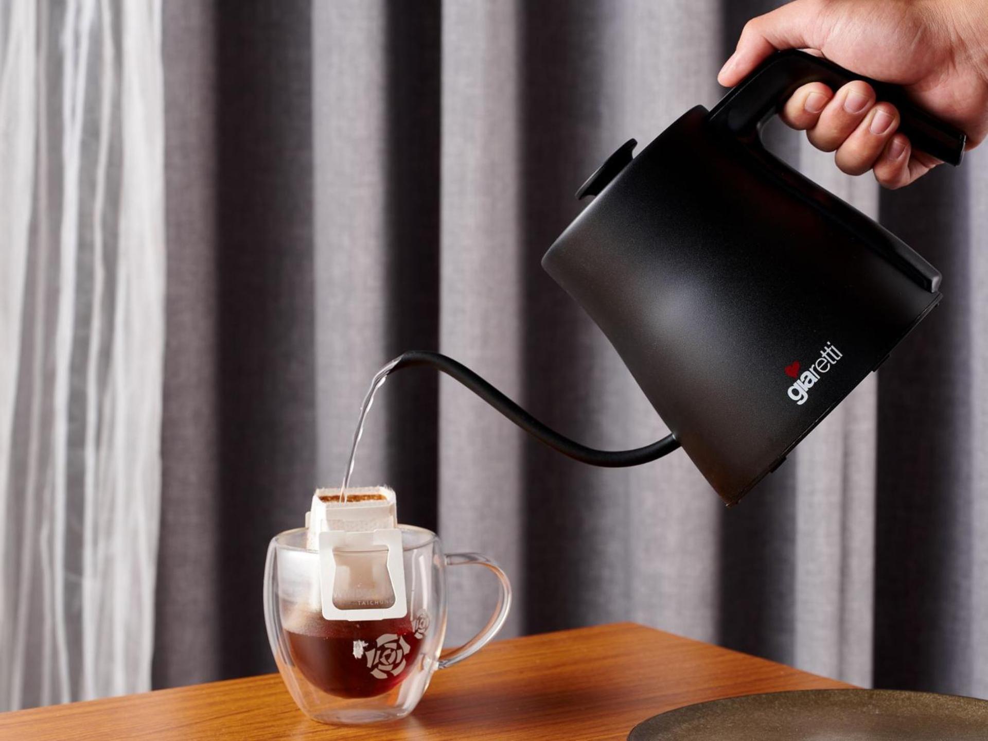 Windsor Hotel Тайчжун Екстер'єр фото A kettle in use