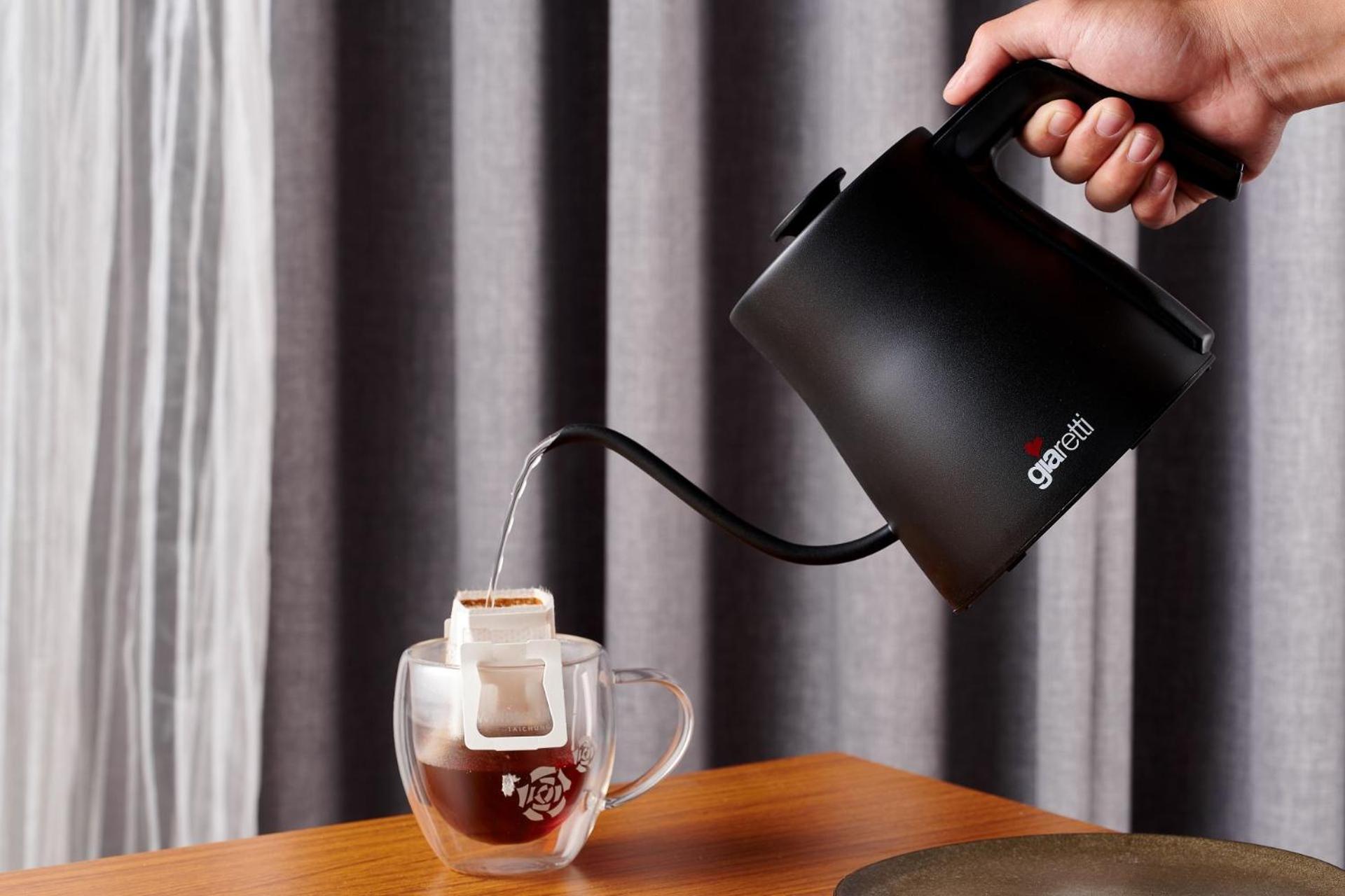 Windsor Hotel Тайчжун Екстер'єр фото A kettle in use