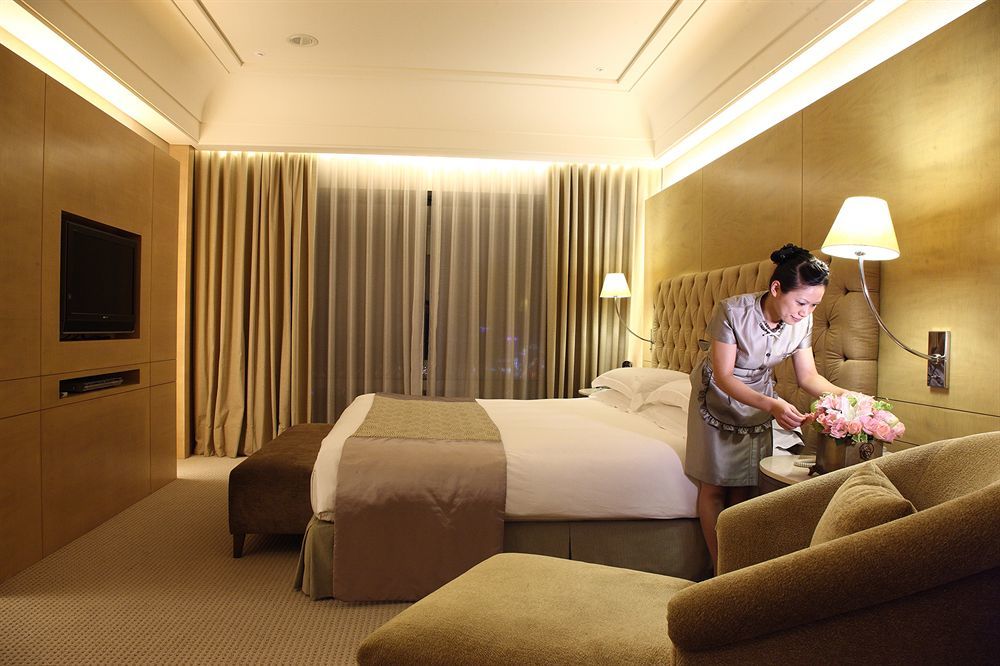 Windsor Hotel Тайчжун Екстер'єр фото A hotel maid making a bed
