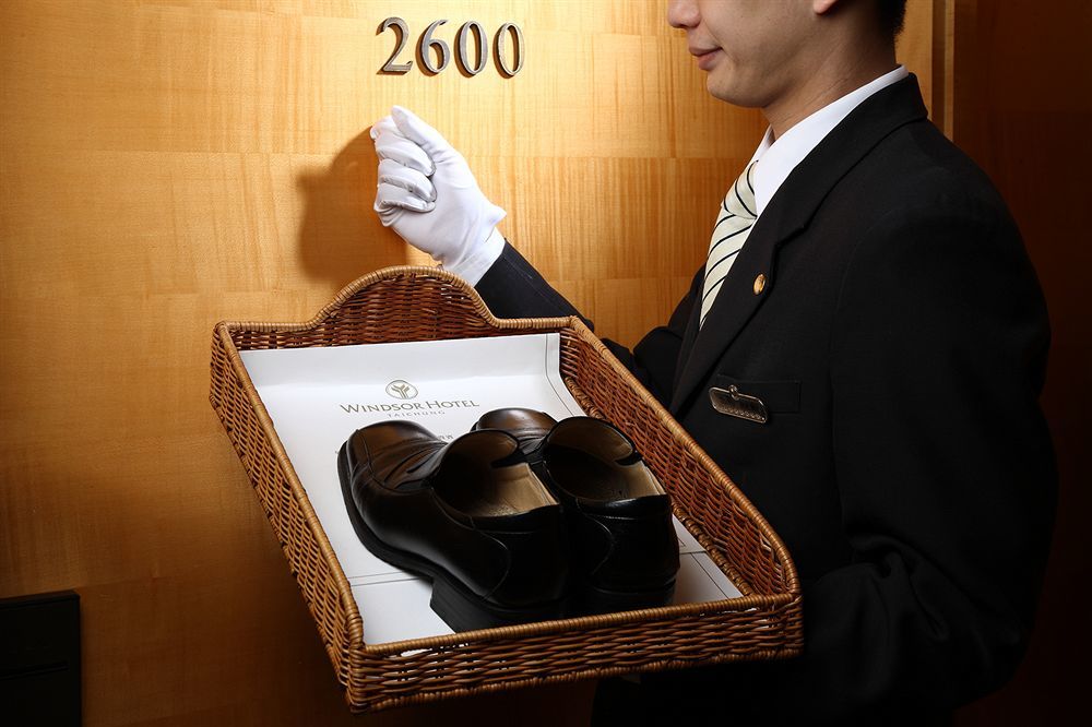 Windsor Hotel Тайчжун Екстер'єр фото A bellboy delivering shoes to a guest